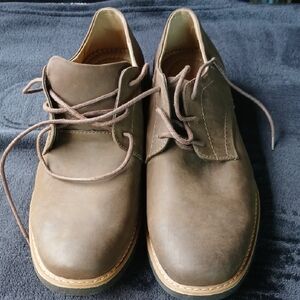 Dexter Brown Chukka Boots with Minimalist Design